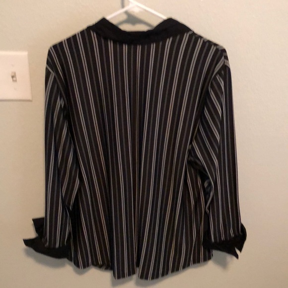 Black and white button down blouse - Picture 5 of 5